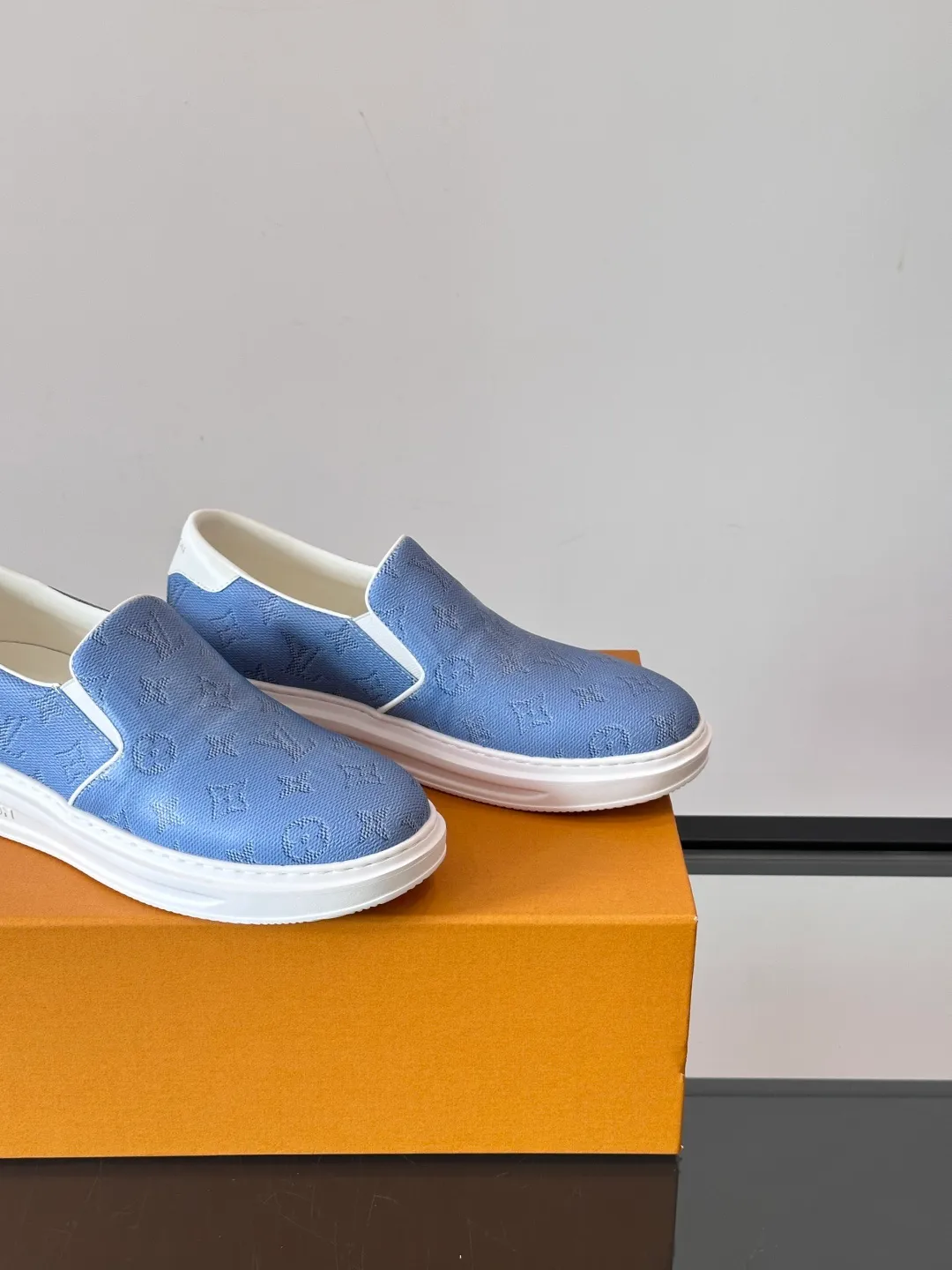 Men's shoes 💰p360 "LOUIS VUITTO＊" Classic presbyopic slip-on loafers are made of classic Damier Gra men's shoes 💰phite canvas, with LV logo embellishment on the shoe body, leather straps decorated with LV metal logo buckles, smooth calf leather trim, and Monogram flower rubber outsole, full of youthful vitality and elegance. Blake craftsmanship and hand-stitched uppers cleverly establish recognition, and the standard sheepskin lining provides a comfortable and soft foot feel! Size: 38-44